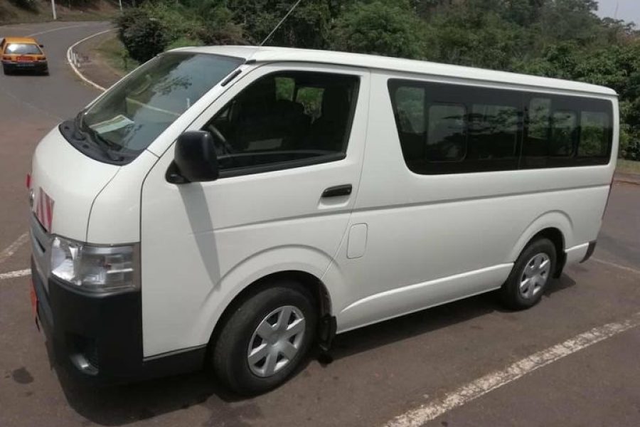 Toyota hiace 15 places